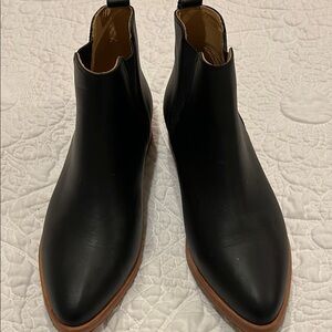 Nisolo Black and Brown Chukka Boots Sleek Leather Design